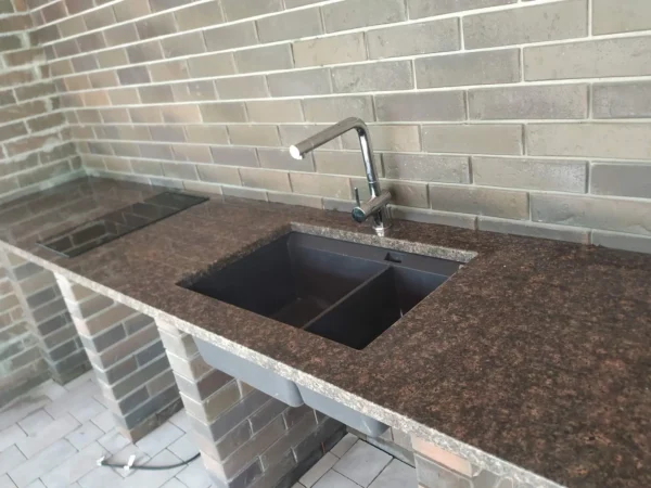 Каменная столешница с мойкой для летней кухни_3