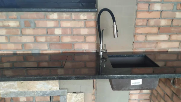 Зона барбекю с печью и кухонной поверхностью из черного гранита с вмонтированной мойкой_2