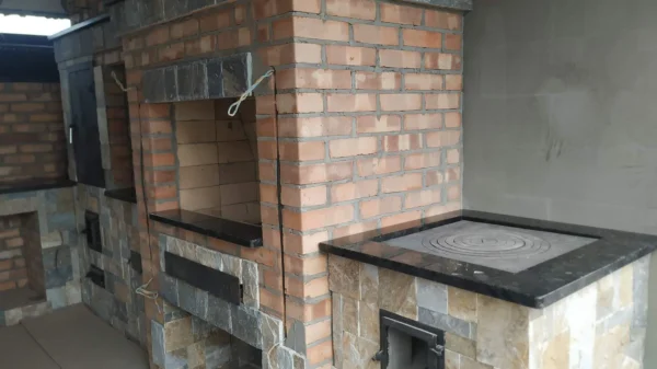 Зона барбекю с печью и кухонной поверхностью из черного гранита с вмонтированной мойкой_3