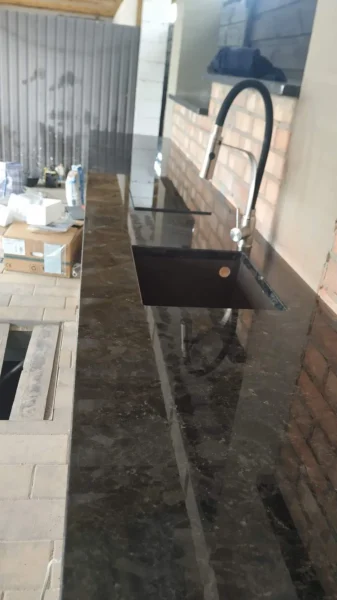 Зона барбекю с печью и кухонной поверхностью из черного гранита с вмонтированной мойкой_4