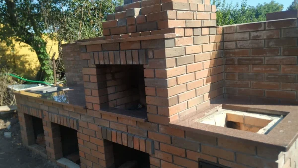 Каменная столешница для уличного барбекю-комплекса