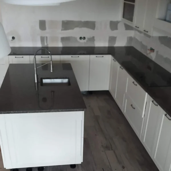 Кухонні стільниці з чорного граніту з островом