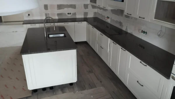 Кухонні стільниці з чорного граніту з островом_2