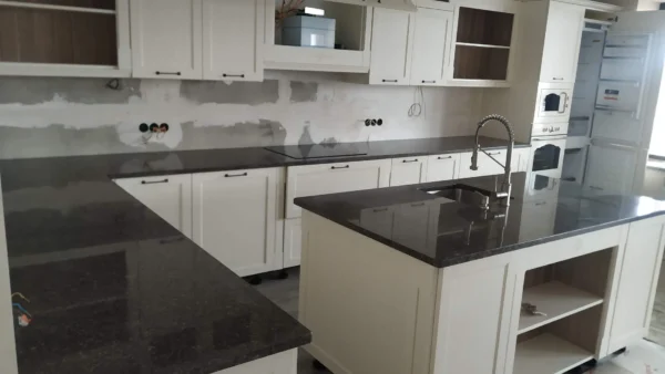 Кухонні стільниці з чорного граніту з островом_4