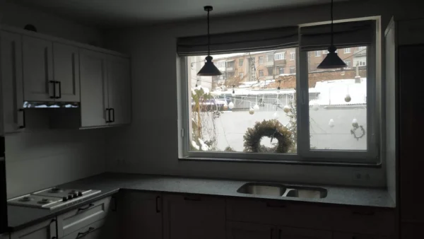 Кам’яна кухонна стільниця з переходом у підвіконня_4