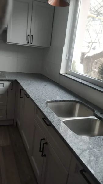 Кам’яна кухонна стільниця з переходом у підвіконня_3