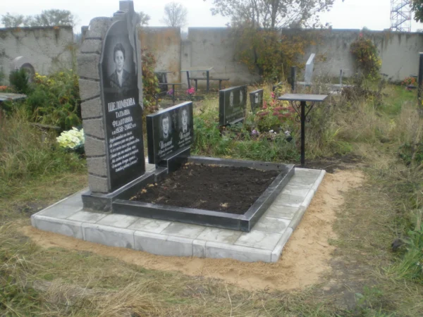 Комплексна меморіальна композиція з граніту для родинного поховання_2