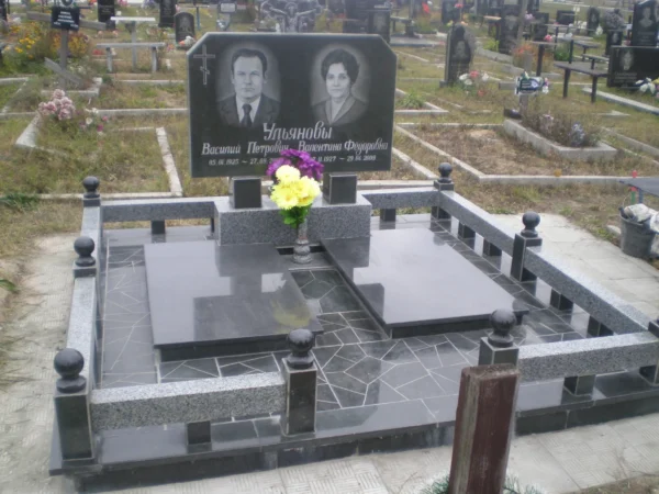 Меморіальний комплекс із чорного та сірого граніту з подвійним пам’ятником і декоративною огорожею_1