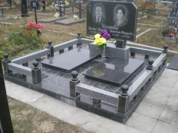 Меморіальний комплекс із чорного та сірого граніту з подвійним пам’ятником і декоративною огорожею_2