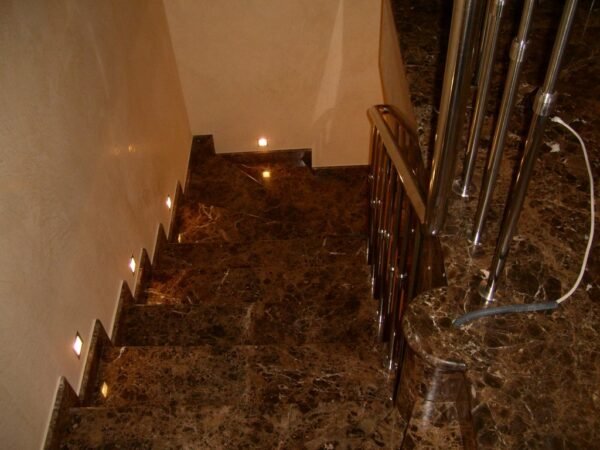Лестница из мрамора Emperador Dark с глянцевой полировкой_2
