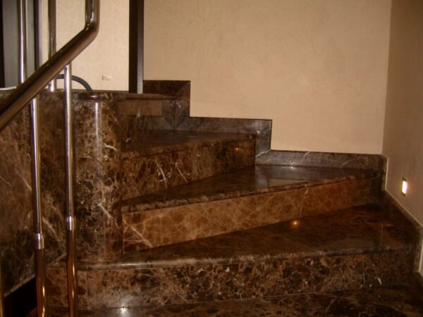 Лестница из мрамора Emperador Dark с глянцевой полировкой_1