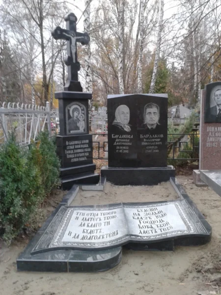 Художній меморіальний комплекс з граніту з декоративною книгою та православним хрестом