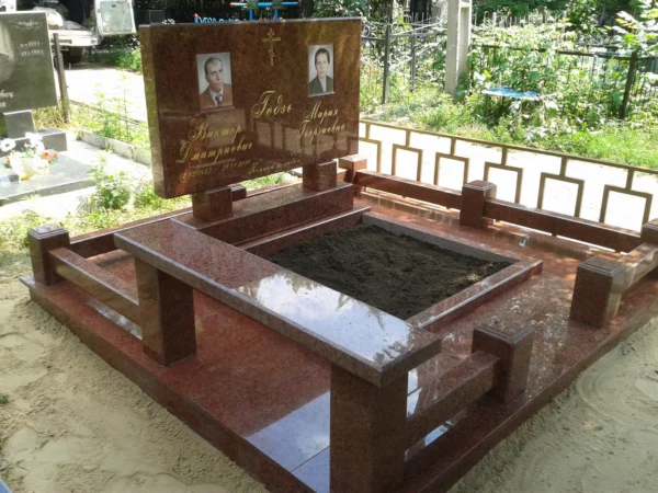 Подвійний меморіальний комплекс з червоного граніту з фотопортретами та лавкою