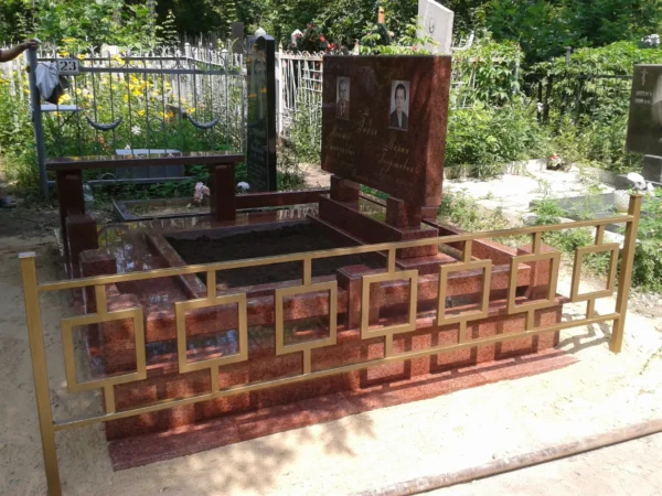 Двойной гранитный мемориальный комплекс с лавкой и фотопортретами из красного камня_3