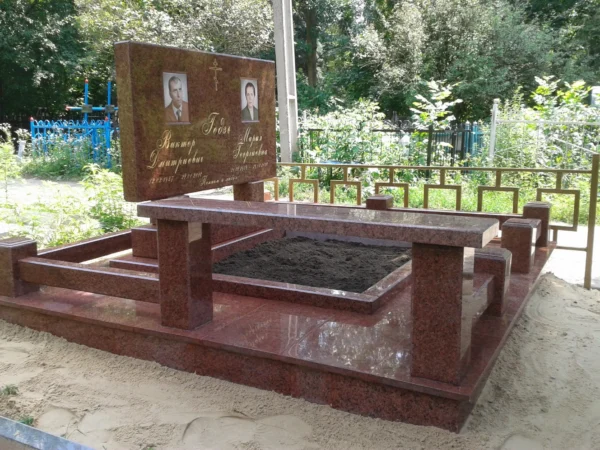 Двойной гранитный мемориальный комплекс с лавкой и фотопортретами из красного камня_2