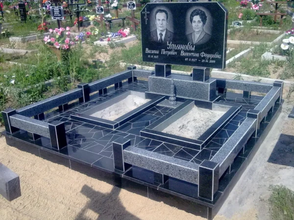 Меморіальний комплекс із чорного та сірого граніту з подвійним пам’ятником і декоративною огорожею_3