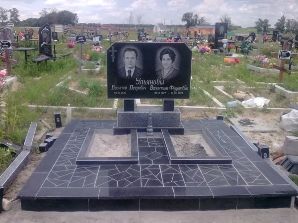 Меморіальний комплекс із чорного та сірого граніту з подвійним пам’ятником і декоративною огорожею_4