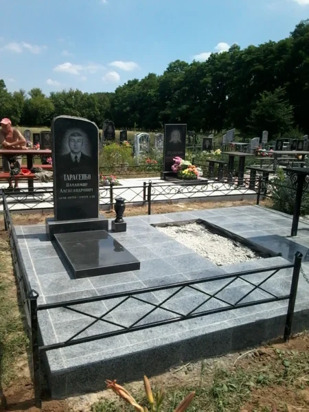 Індивідуальний гранітний комплекс з огорожею, лавкою та столом_1