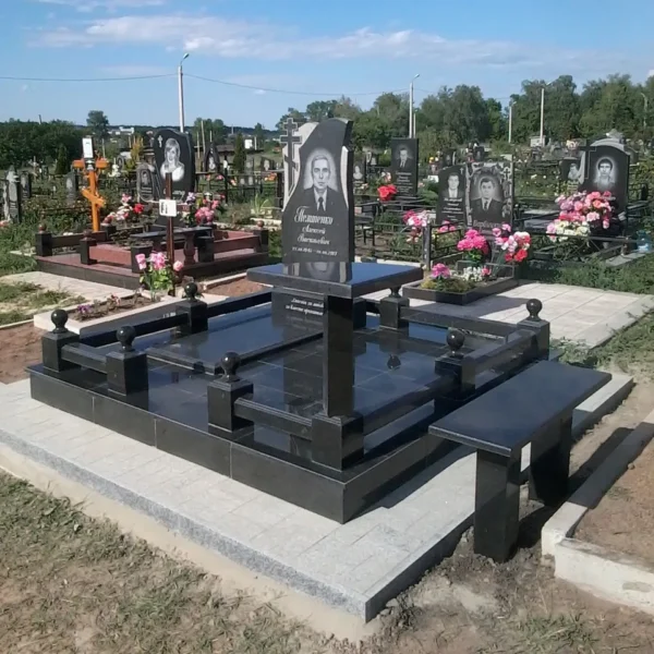 Одинарний гранітний меморіальний комплекс із столиком_4