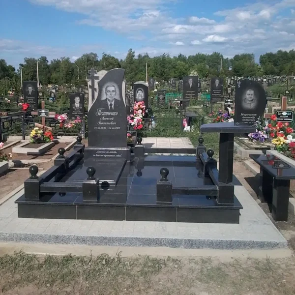 Одинарний гранітний меморіальний комплекс із столиком_3