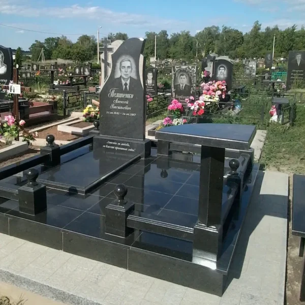 Одинарний гранітний меморіальний комплекс із столиком