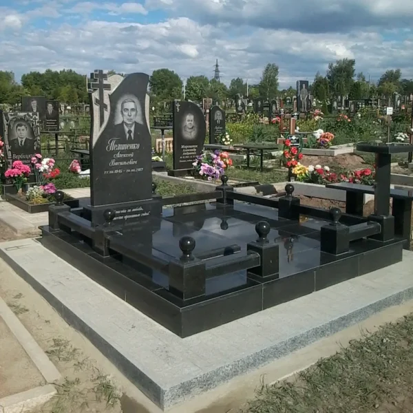 Одинарний гранітний меморіальний комплекс із столиком_1