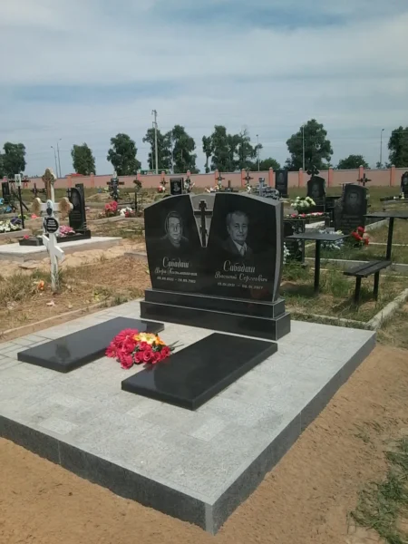 Подвійний гранітний пам’ятник з мощенням та портретами