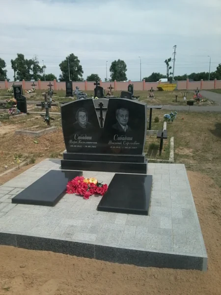 Подвійний гранітний пам’ятник з мощенням та портретами_1