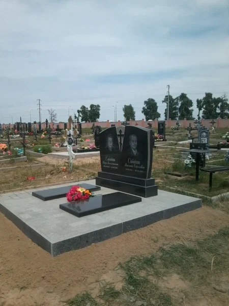 Подвійний гранітний пам’ятник з мощенням та портретами_2