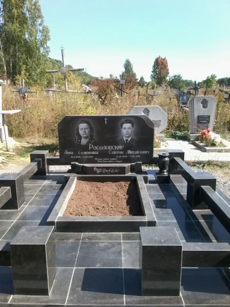 Мемориальный комплекс из черного гранита с двойным памятником и облицовкой_1