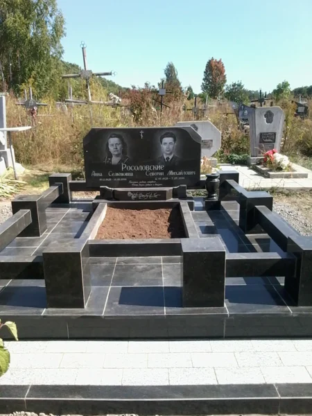 Меморіальний комплекс із чорного граніту з подвійним пам’ятником і облицюванням