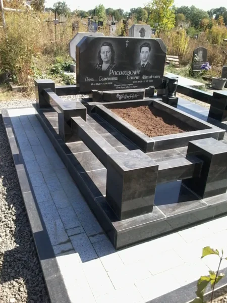 Мемориальный комплекс из черного гранита с двойным памятником и облицовкой_2
