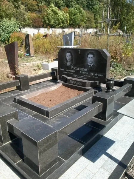 Мемориальный комплекс из черного гранита с двойным памятником и облицовкой_3