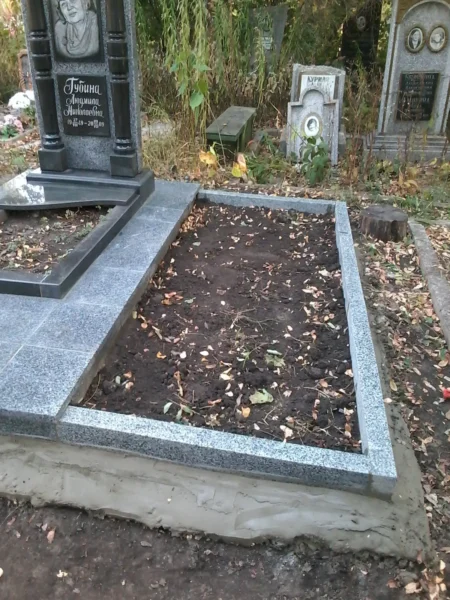 Пам’ятник із колонами з сірого граніту з облицюванням та хрестом_2