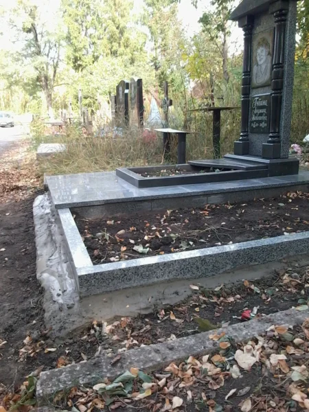 Пам’ятник із колонами з сірого граніту з облицюванням та хрестом_1