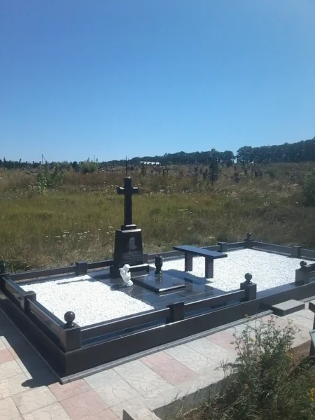 Гранитный мемориальный комплекс с крестом и белой крошкой_4