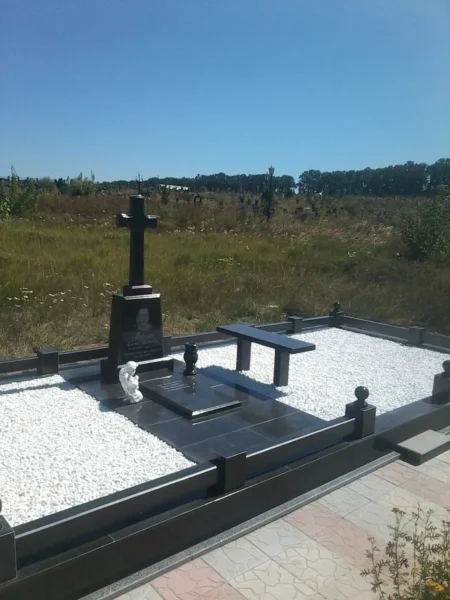 Гранитный мемориальный комплекс с крестом и белой крошкой_3