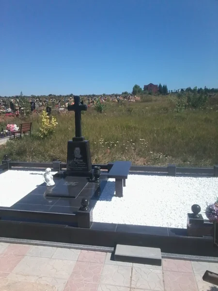 Гранитный мемориальный комплекс с крестом и белой крошкой_2