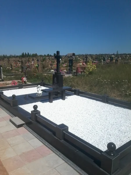 Гранитный мемориальный комплекс с крестом и белой крошкой_1