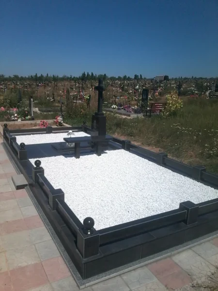 Гранитный мемориальный комплекс с крестом и белой крошкой