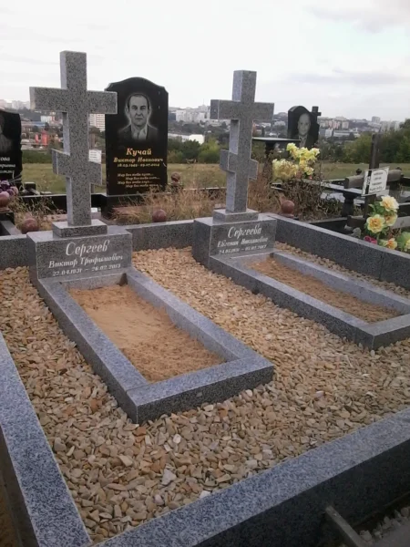 хрест з каменю покіст на подушці