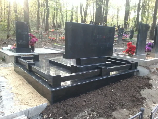 Семейный мемориал из полированного черного гранита с портретами, столиком и оградкой_2