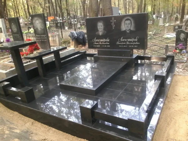 Родинний меморіал з полірованого чорного граніту з портретами, столиком та огорожею