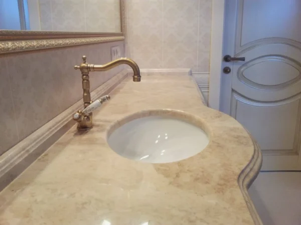 Стільниця з мармуру у ванну кімнату