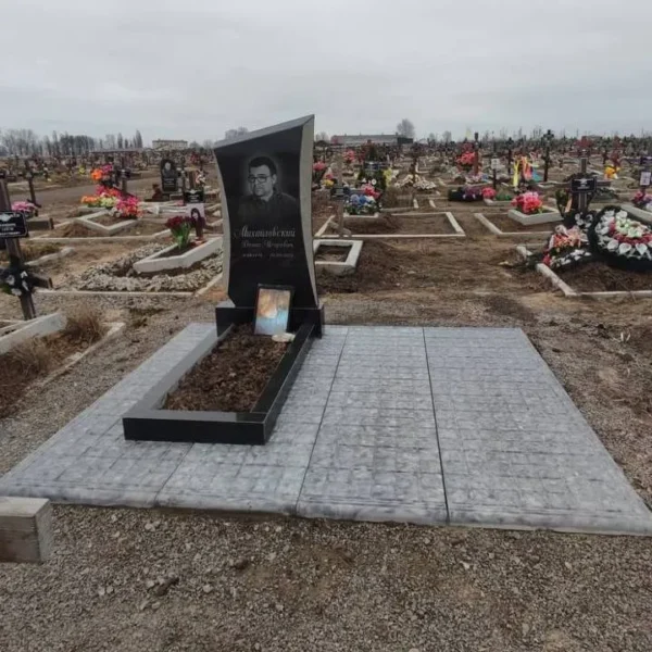 пам'ятник на протиусадочних плитах