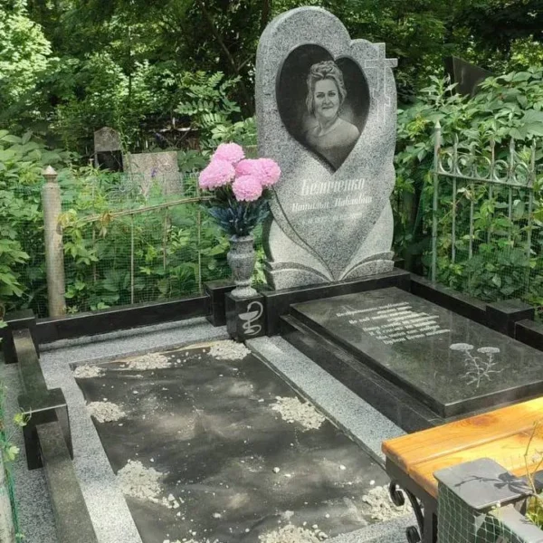 Комплекс із сірим пам'ятником і чорними вставками