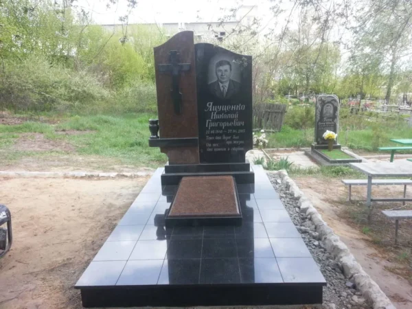 меморіальний комплекс з червоними вставками