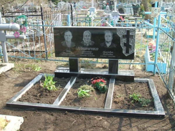 сімейний пам'ятник на трьох