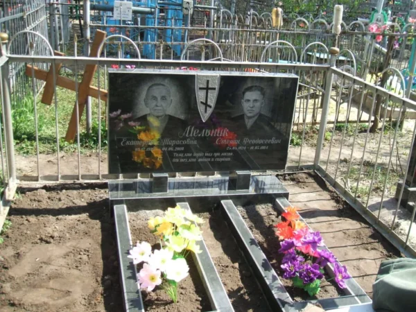 пам'ятник на двох на підставці з кубиками