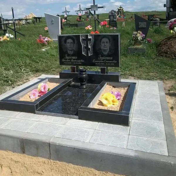 пам'ятник на двох з граниту